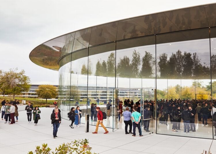 Gäste vor dem Steve Jobs Theater auf dem Apple Park, wo Apple auch das September Event 2026 ausrichtet