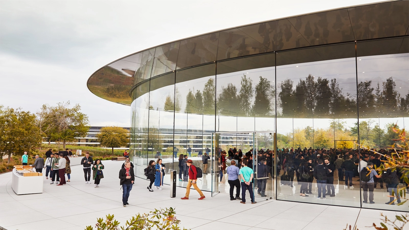 Gäste vor dem Steve Jobs Theater auf dem Apple Park, wo Apple auch das September Event 2026 ausrichtet