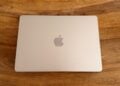 Geschlossenes MacBook Air in Polarstern auf einem Tisch
