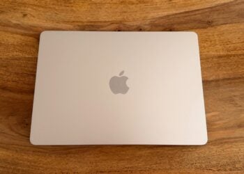 Geschlossenes MacBook Air in Polarstern auf einem Tisch