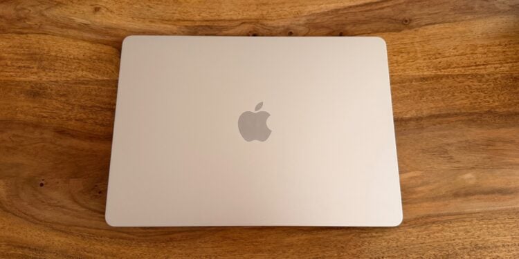 Geschlossenes MacBook Air in Polarstern auf einem Tisch