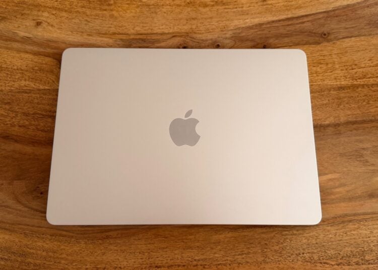 Geschlossenes MacBook Air in Polarstern auf einem Tisch