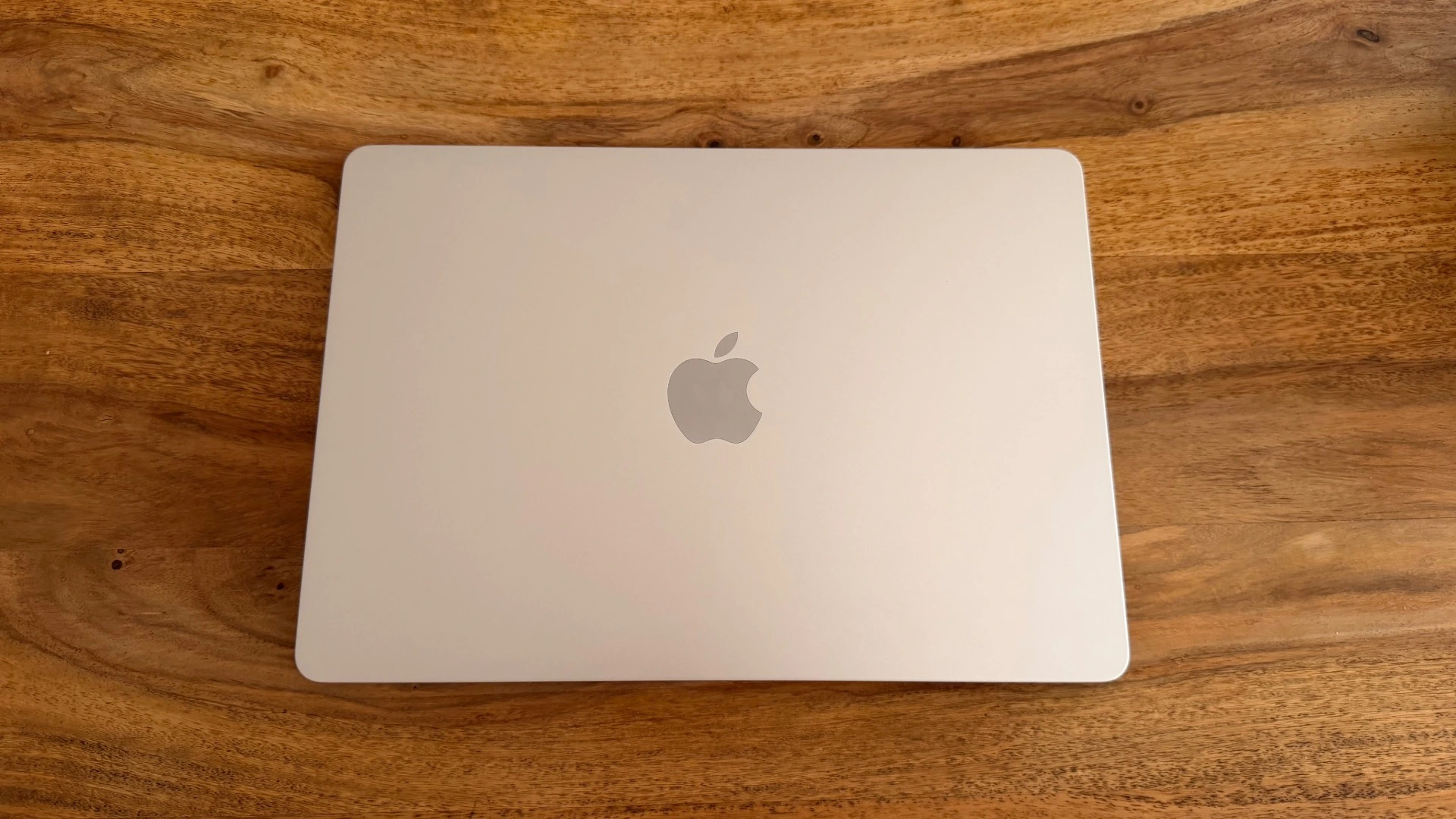 Geschlossenes MacBook Air in Polarstern auf einem Tisch