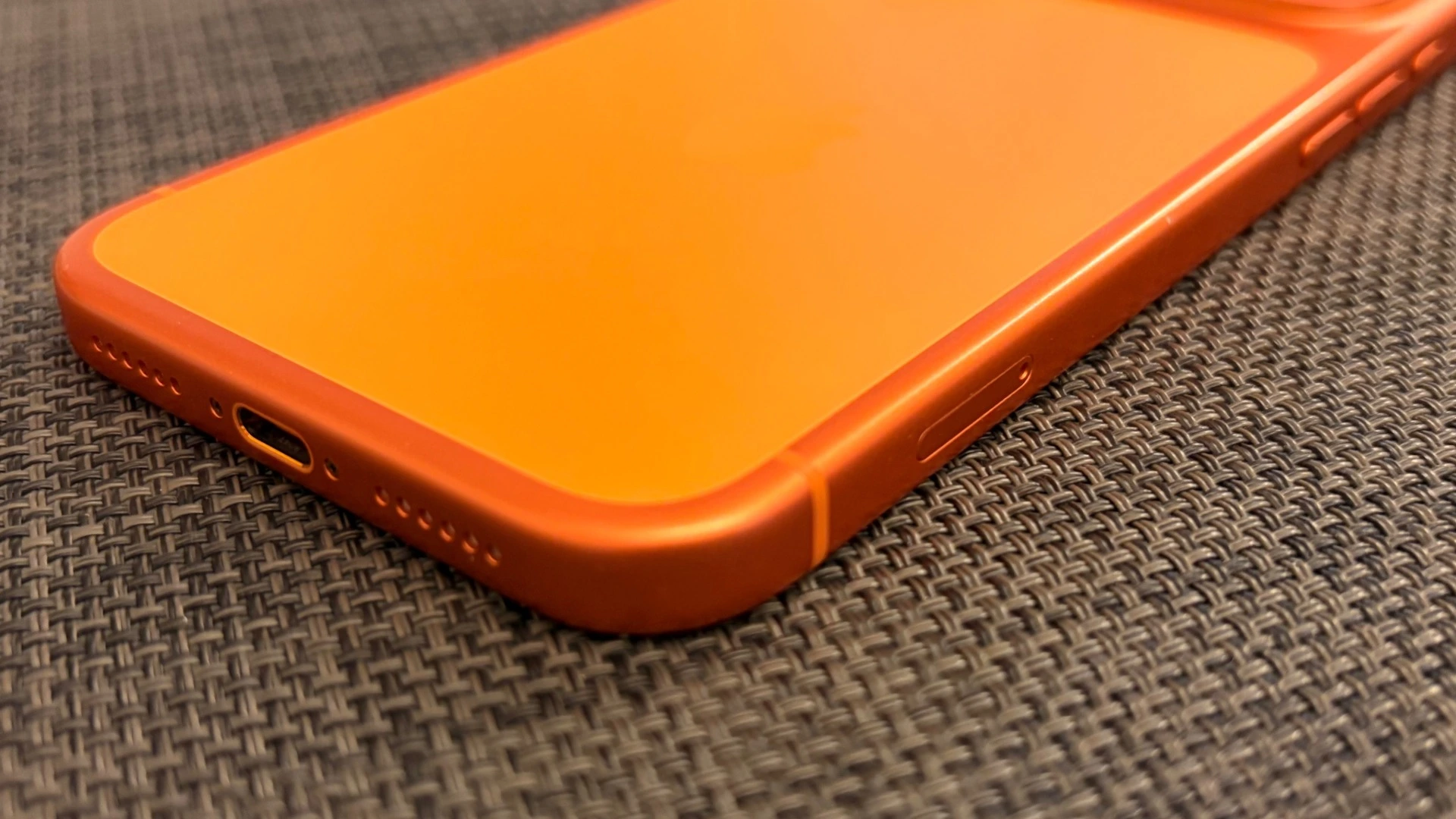 iPhone 17 Pro Max in Cosmic Orange auf dunklem Untergrund, Symbolbild zur iPhone-Produktion in Indien