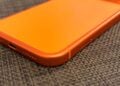 Untere Kante eines orangefarbenen iPhone 17 Pro Max, dessen Nachfolger den A20 Pro erhalten soll