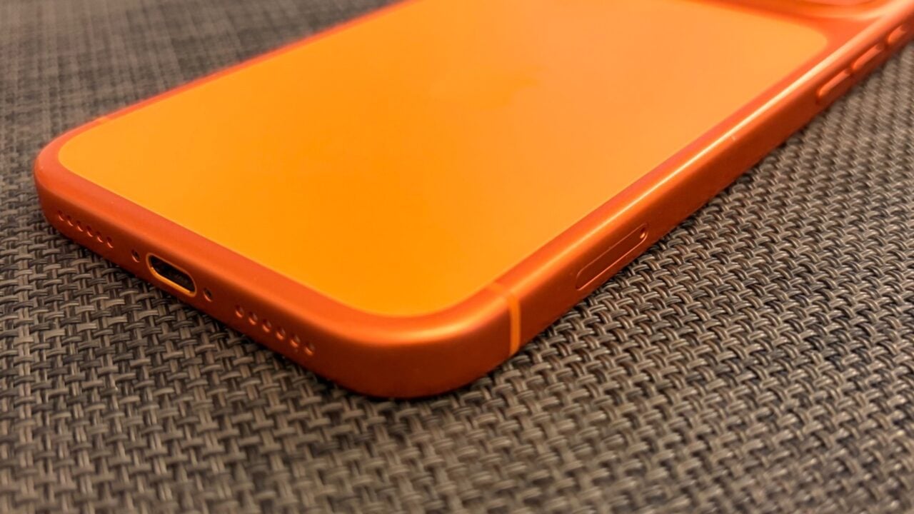 Untere Kante eines orangefarbenen iPhone 17 Pro Max, dessen Nachfolger den A20 Pro erhalten soll