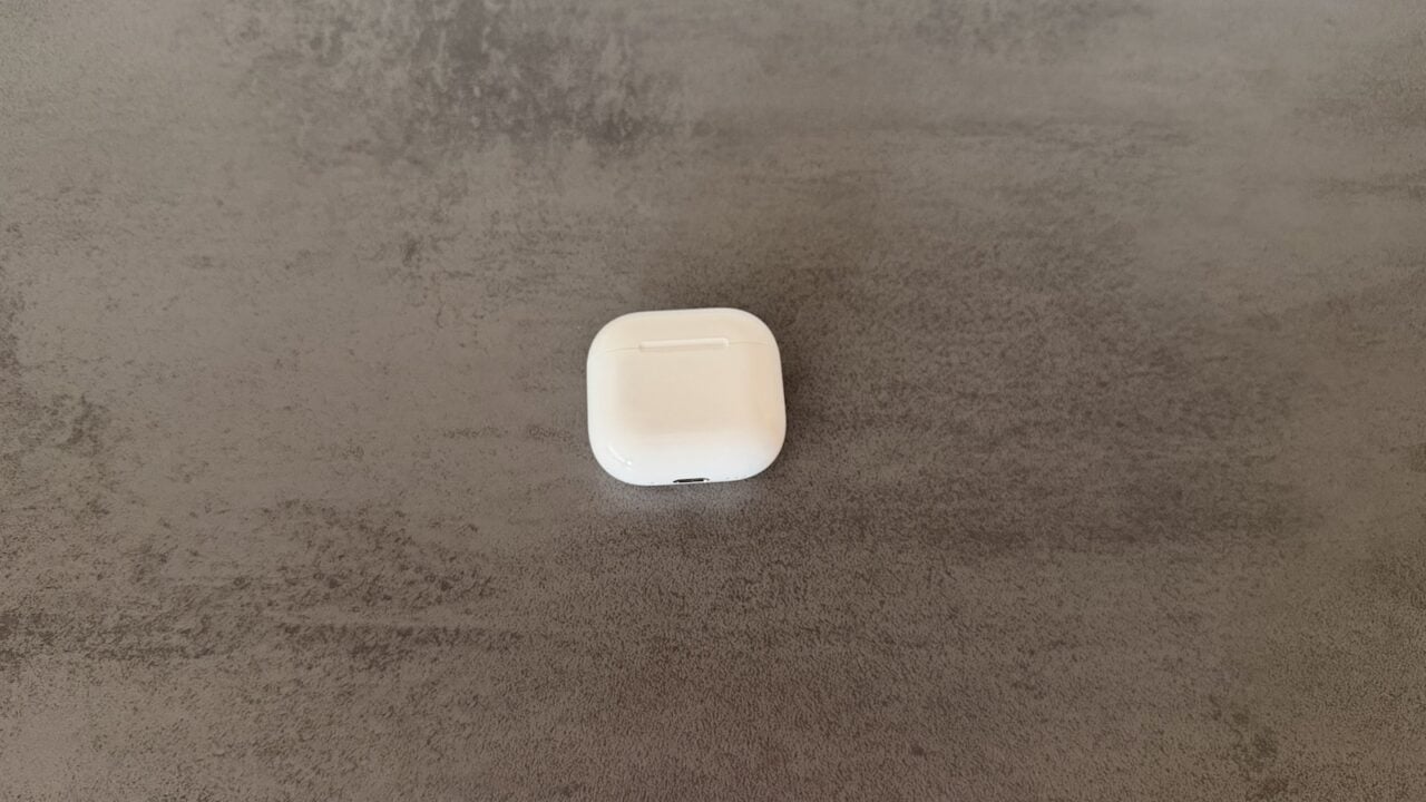 Geschlossenes Ladecase der AirPods 4 auf dunkler Fläche – deren Nachfolger AirPods 5 steckt als Codename im macOS-Update