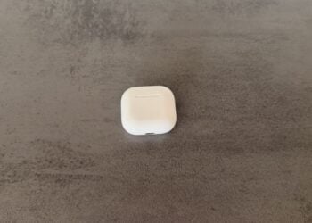 Geschlossenes Ladecase der AirPods 4 auf dunkler Fläche – deren Nachfolger AirPods 5 steckt als Codename im macOS-Update