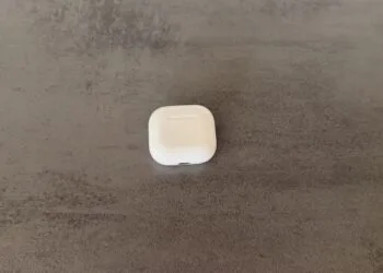 Geschlossenes Ladecase der AirPods 4 auf dunkler Fläche – deren Nachfolger AirPods 5 steckt als Codename im macOS-Update