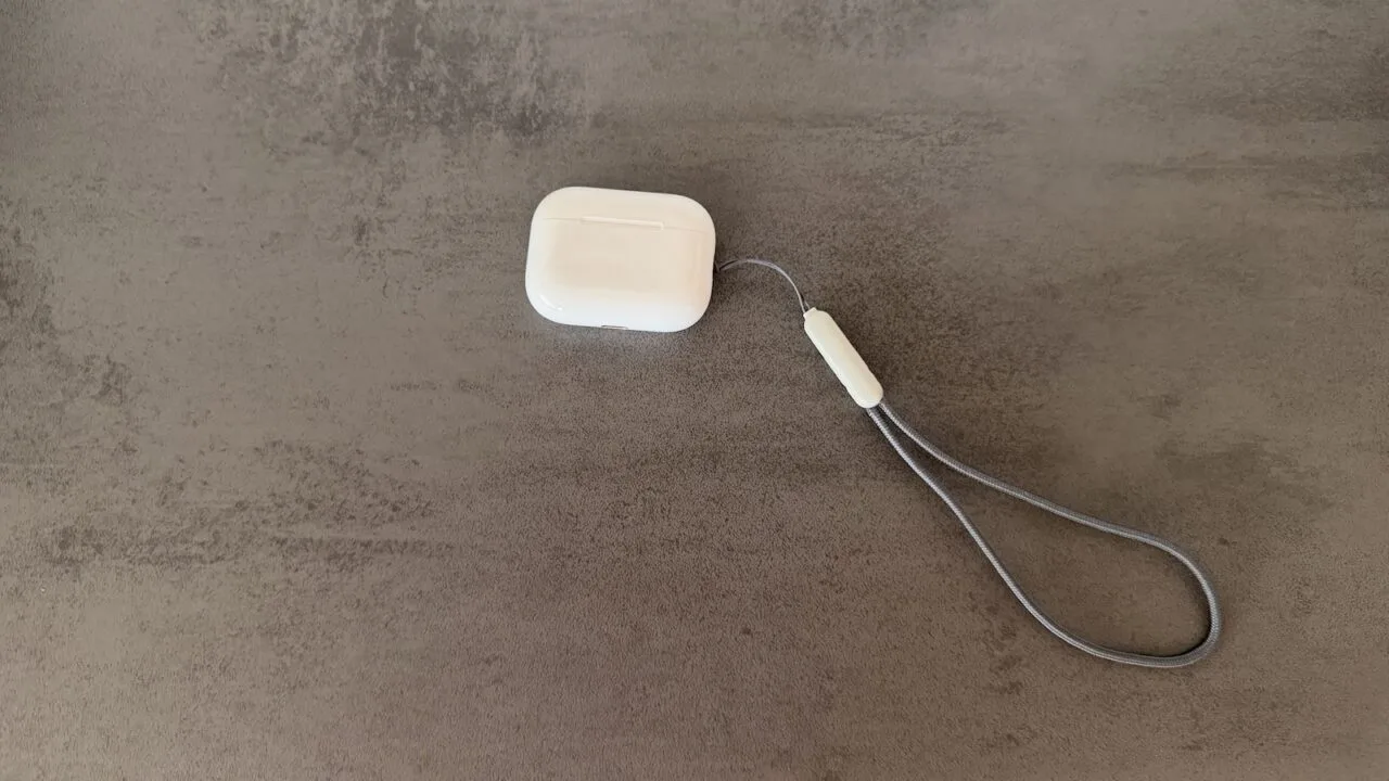 AirPods Pro Ladecase mit Trageschlaufe als Motiv zu AirPods Kamera räumliches Audio, aktuelle Generation ohne Kameras