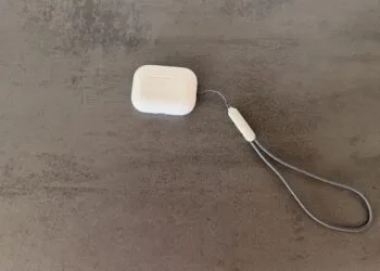 AirPods Pro Ladecase mit Trageschlaufe als Motiv zu AirPods Kamera räumliches Audio, aktuelle Generation ohne Kameras
