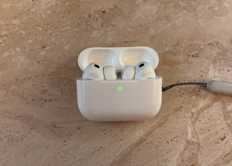 Geöffnetes Ladecase mit zwei Ohrhörern, deren Stiele sichtbar sind – dort sollen die AirPods mit Kamera ihre Sensoren tragen