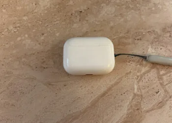 Geschlossenes Ladecase der AirPods Pro 3 mit Trageschlaufe auf hellem Marmor, Modell ohne Kameras
