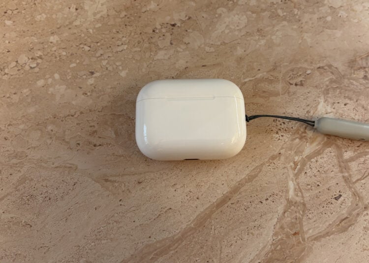 Geschlossenes Ladecase der AirPods Pro 3 mit Trageschlaufe auf hellem Marmor, Modell ohne Kameras