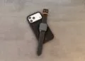 Alcantara Set von Bavarian BUA: iPhone in anthrazitfarbener Hülle und Apple Watch mit Armband mit orangefarbenen Ziernähten