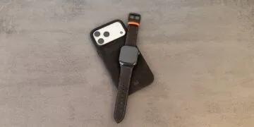 Alcantara Set von Bavarian BUA: iPhone in anthrazitfarbener Hülle und Apple Watch mit Armband mit orangefarbenen Ziernähten