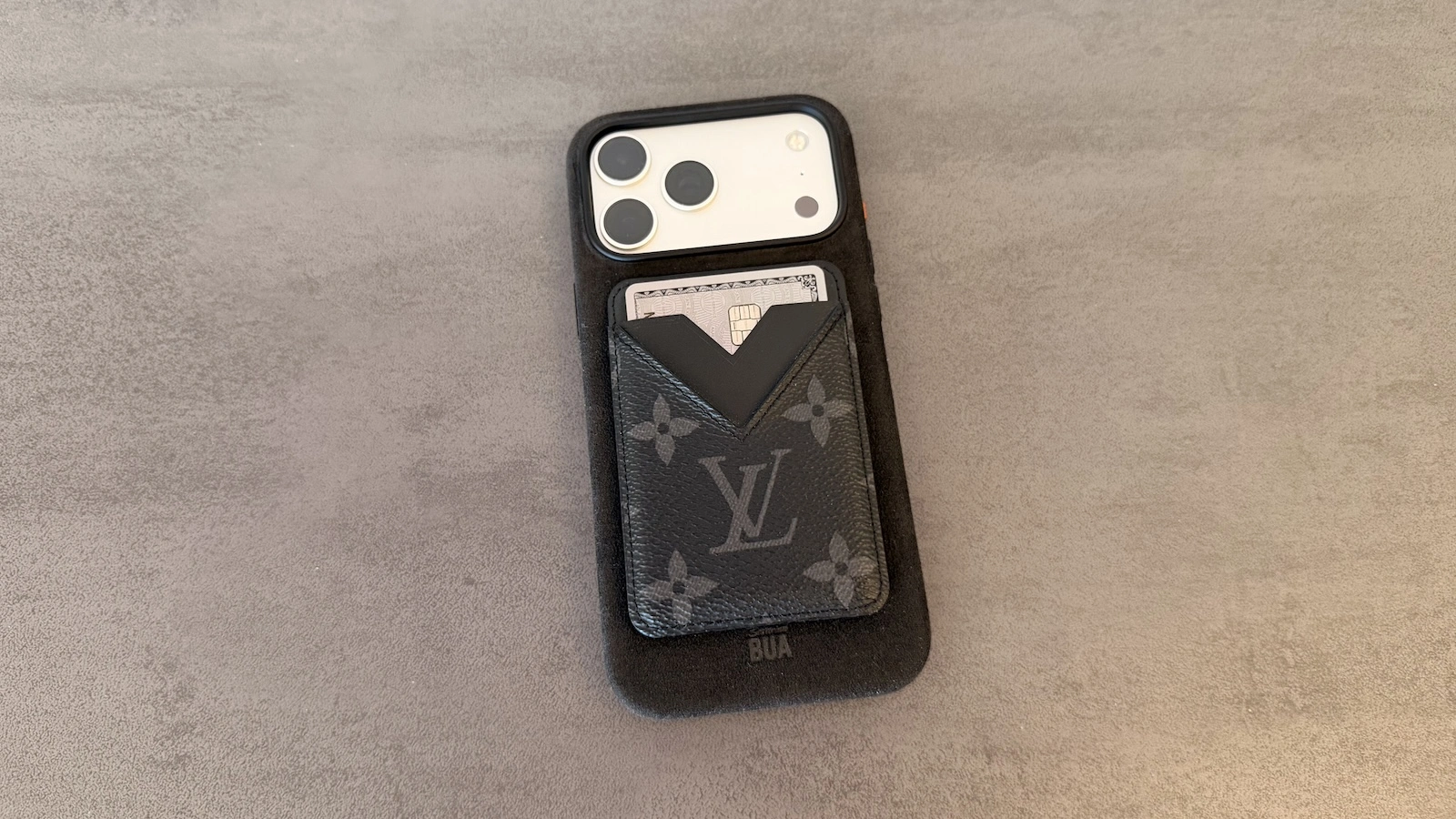 MagSafe-Kartenhalter haftet an der iPhone Hülle aus dem Alcantara Set