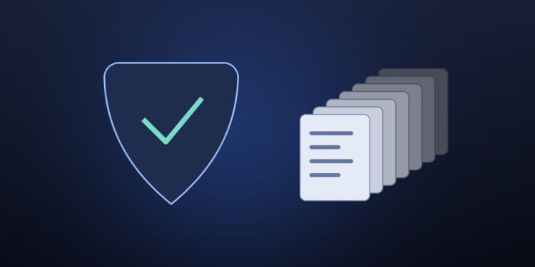 Symbolbild zum Apple Bug Bounty: ein gezeichnetes Schild mit Häkchen, daneben ein nach hinten abfallender Stapel eingehender Meldungen