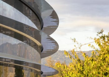 Die geschwungene Glasfassade des Apple Park in Cupertino, wo Apple die Verteidigung im DOJ-Verfahren führt