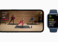 Apple Fitness+ Training auf einem iPhone mit drei Trainern im Studio, daneben eine Apple Watch mit Herzfrequenz und Kalorienwerten