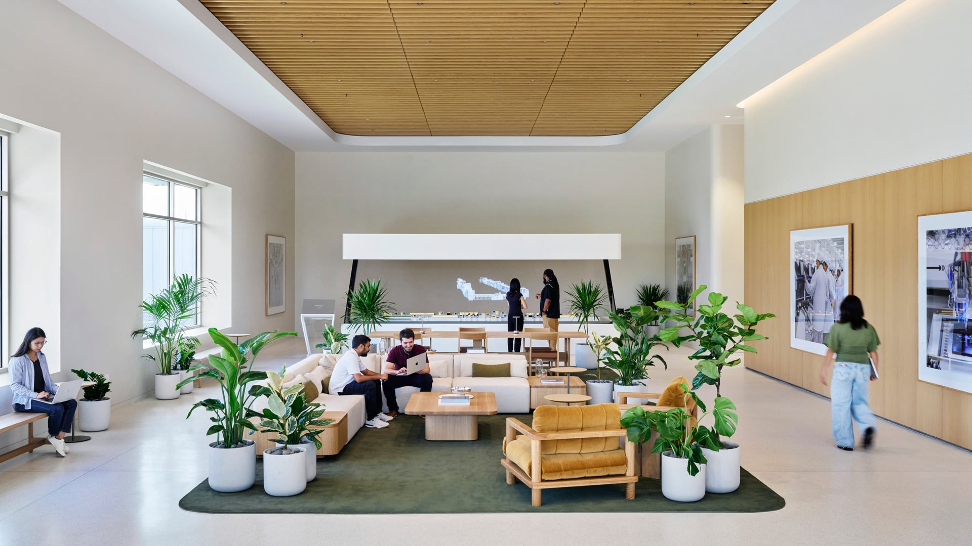 Der Empfangsbereich im Schulungswerk von Apple Houston mit Sitzgruppen und dem Modell einer Fertigungsstraße