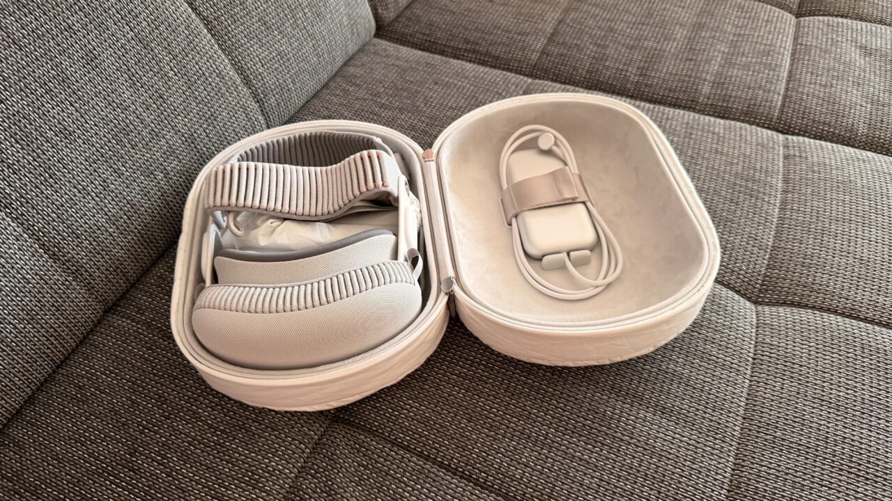 Apple Vision Pro und Akku im geöffneten Travel Case – Apple Immersive läuft ausschließlich auf diesem Gerät