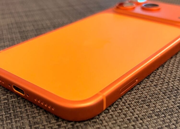 Glasfläche im Aluminiumrahmen auf der Rückseite eines iPhone 17 Pro Max in Cosmic Orange, beim iPhone 20 Glas-Design soll sich das Glas dagegen um die Kanten ziehen