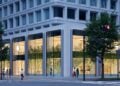 Beleuchteter Apple Store an einer Straßenkreuzung in Tokio – das Apple-Kursziel von Redburn stützt sich auf erwartete iPhone-Verkäufe