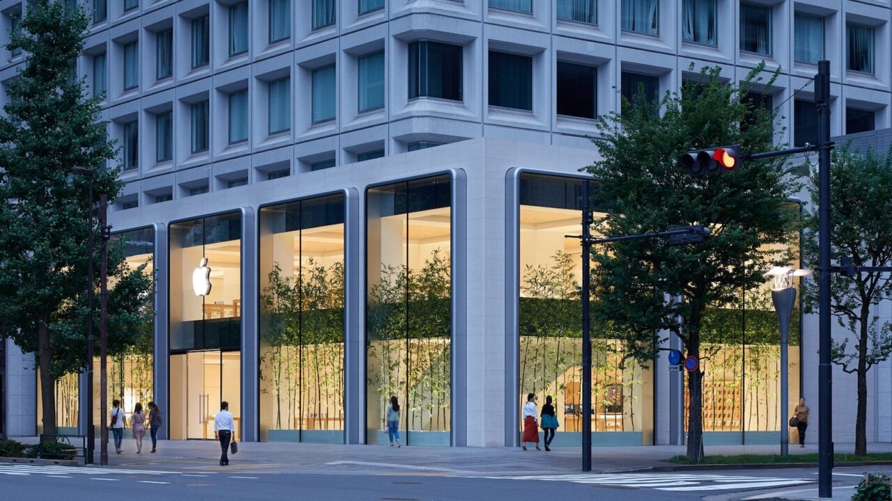 Beleuchteter Apple Store an einer Straßenkreuzung in Tokio – das Apple-Kursziel von Redburn stützt sich auf erwartete iPhone-Verkäufe