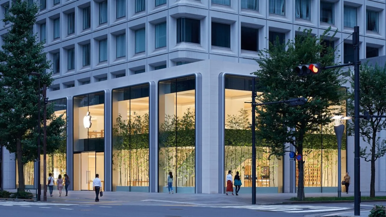 Beleuchteter Apple Store an einer Straßenkreuzung in Tokio – das Apple-Kursziel von Redburn stützt sich auf erwartete iPhone-Verkäufe