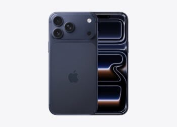 iPhone 17 Pro in Tiefblau von vorn und hinten mit eingeschaltetem OLED-Display, dessen Panels Apple länger auf Vorrat halten soll