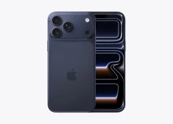 iPhone 17 Pro in Tiefblau von vorn und hinten mit eingeschaltetem OLED-Display, dessen Panels Apple länger auf Vorrat halten soll