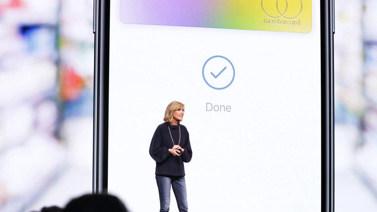 Jennifer Bailey auf der Bühne eines Apple-Events vor einer eingeblendeten Apple Card, die Apple Pay Chefin verlässt das Unternehmen im Oktober