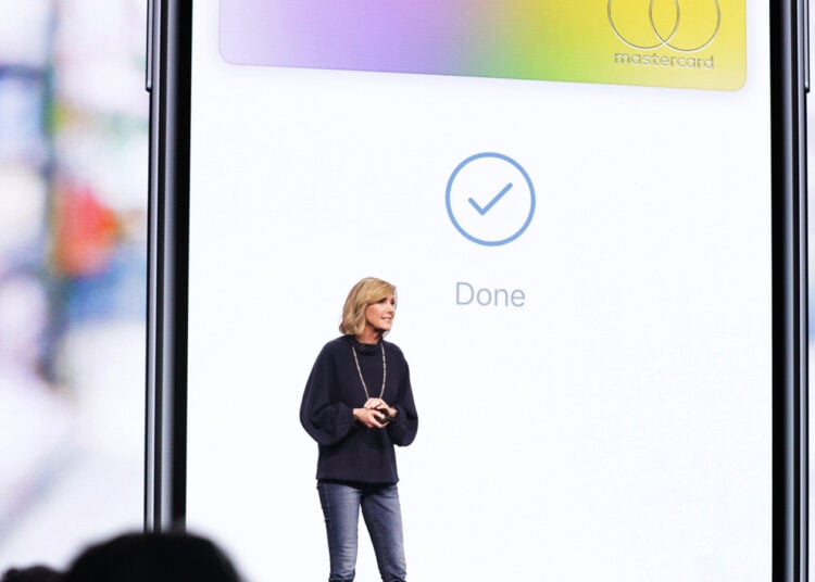 Jennifer Bailey auf der Bühne eines Apple-Events vor einer eingeblendeten Apple Card, die Apple Pay Chefin verlässt das Unternehmen im Oktober