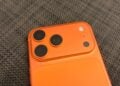 Kameraplateau eines iPhone 17 Pro Max in Cosmic Orange, dessen Bildsensor bei Apple Reference Image den Herkunftsnachweis trägt