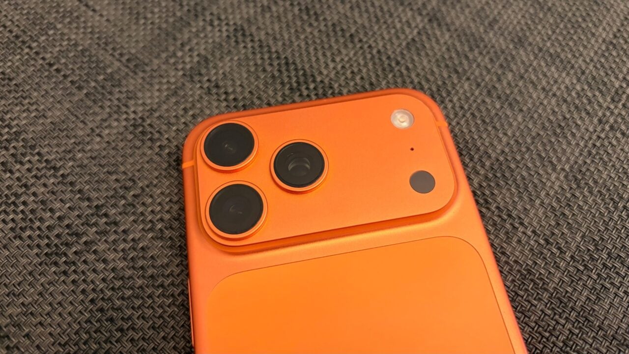 Kameraplateau eines iPhone 17 Pro Max in Cosmic Orange, dessen Bildsensor bei Apple Reference Image den Herkunftsnachweis trägt