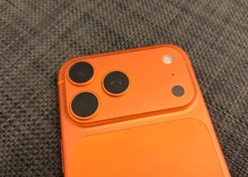 Kameraplateau eines iPhone 17 Pro Max in Cosmic Orange, dessen Bildsensor bei Apple Reference Image den Herkunftsnachweis trägt