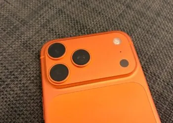 Kameraplateau eines iPhone 17 Pro Max in Cosmic Orange, dessen Bildsensor bei Apple Reference Image den Herkunftsnachweis trägt