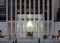Symbolbild zu Apple Regierungsbeziehungen: der gläserne Eingangswürfel des Apple Store an der Fifth Avenue in New York bei Dämmerung