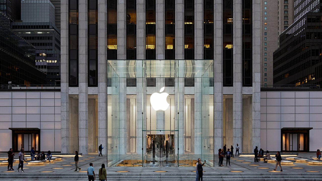 Symbolbild zu Apple Regierungsbeziehungen: der gläserne Eingangswürfel des Apple Store an der Fifth Avenue in New York bei Dämmerung