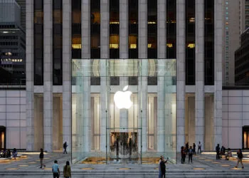 Symbolbild zu Apple Regierungsbeziehungen: der gläserne Eingangswürfel des Apple Store an der Fifth Avenue in New York bei Dämmerung