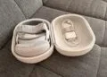Geöffnetes Apple Travel Case mit verstauter Apple Vision Pro, Dual Knit Band und Akku auf einem Sofa