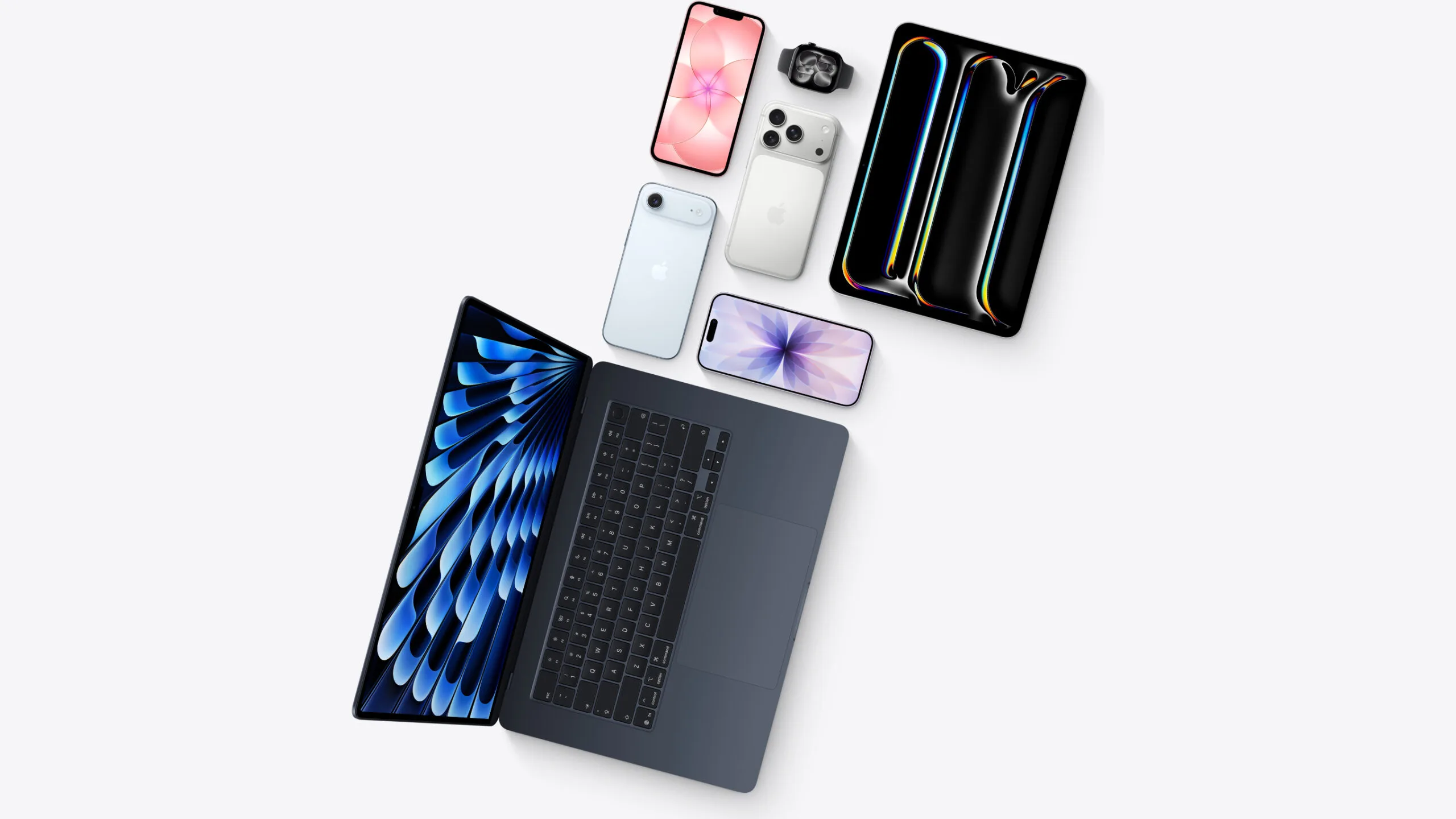 Von oben fotografierte Anordnung aus MacBook, iPad, mehreren iPhones und einer Apple Watch, wie sie im Leasing-Programm Apple Upgrade angeboten werden