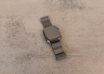 Apple Watch Series 11 in Titan Schiefer mit Milanaise Armband, deren rechteckiges Display Apple laut Bericht durch neue Formen ersetzen könnte
