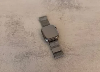 Apple Watch Series 11 in Titan Schiefer mit Milanaise Armband, deren rechteckiges Display Apple laut Bericht durch neue Formen ersetzen könnte