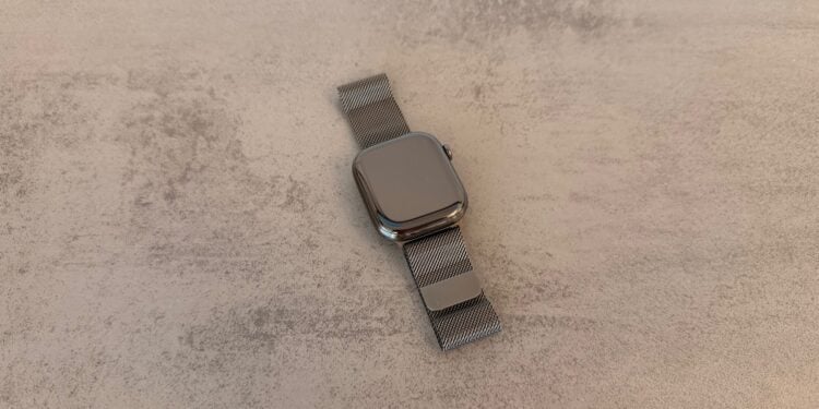 Apple Watch Series 11 in slate titanium with a Milanese loop, whose rectangular display Apple could replace with new shapes according to the report