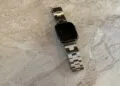 Apple Watch mit Gliederarmband auf hellem Stein – die Apple Watch Series 12 soll den Puls dauerhaft messen