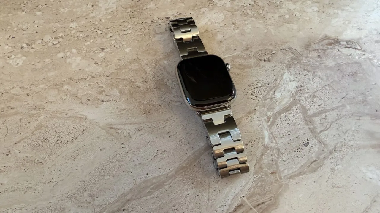Apple Watch mit Gliederarmband auf hellem Stein – die Apple Watch Series 12 soll den Puls dauerhaft messen