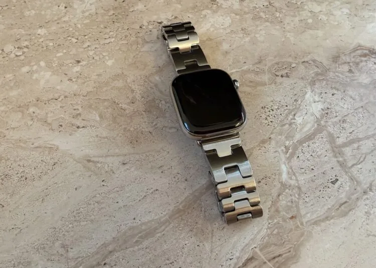 Apple Watch mit Gliederarmband auf hellem Stein – die Apple Watch Series 12 soll den Puls dauerhaft messen