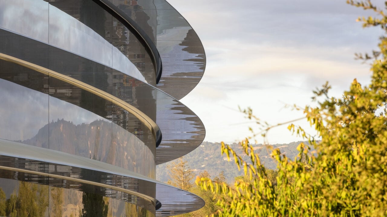 Glasfassade des Apple Park in Cupertino, Schauplatz der Auseinandersetzung um die Apple-OpenAI-Klage